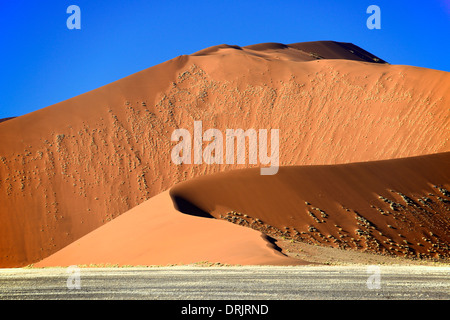 De gigantesques dunes de sable dans la première lumière du matin, le Parc National Namib Naukluft, Sossusvlei, Namibie, Afrique, j'Sandduenen riesige Banque D'Images