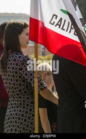 Los Angeles, Californie, USA. 27 Jan, 2014. Lauren Campbell avec sa fille Clara, 9, l'un des neuf élèves de l'école publique de la Californie qui poursuivent l'Etat d'abolir ses lois sur l'occupation de l'enseignant, l'ancienneté et d'autres protections, dans une conférence de presse à l'extérieur de la cour supérieure de Los Angeles Le Lundi, Janvier 27, 2014 à Los Angeles. Ringo : crédit Chiu/ZUMAPRESS.com/Alamy Live News Banque D'Images