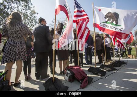 Los Angeles, Californie, USA. 27 Jan, 2014. Lauren Campbell, gauche, avec sa fille Clara, 9, l'un des neuf élèves de l'école publique de la Californie qui poursuivent l'Etat d'abolir ses lois sur l'occupation de l'enseignant, l'ancienneté et d'autres protections, dans une conférence de presse à l'extérieur de la cour supérieure de Los Angeles Le Lundi, Janvier 27, 2014 à Los Angeles. Ringo : crédit Chiu/ZUMAPRESS.com/Alamy Live News Banque D'Images