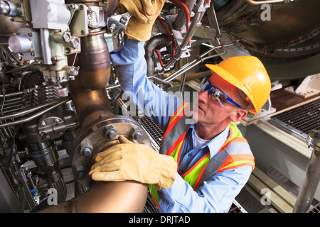 Ingénieur au stade de la turbine qui entraîne la turbine à gaz Générateurs dans power plant alors qu'éolienne est mis hors tension Banque D'Images