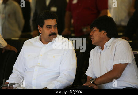 Artemisa, Cuba. 28 janvier, 2014. Image fournie par la Présidence du Venezuela montre le président vénézuélien, Nicolas Maduro (L) parler avec le président de la Bolivie Evo Morales lors de l'inauguration du port de Mariel, Cuba, 27 janvier 2014. La présidence de crédit : Venezuela/Xinhua/Alamy Live News Banque D'Images