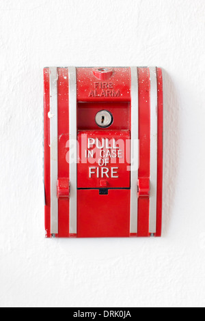 Tirer l'interrupteur d'alarme incendie rouge isolé sur blanc. Banque D'Images