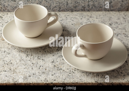 Deux tasses de café sur rough surface en marbre Banque D'Images