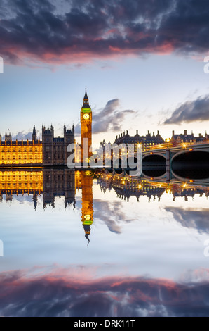 Les chambres du Parlement, Big Ben et Westminster Bridge sous un ciel de coucher du soleil Banque D'Images