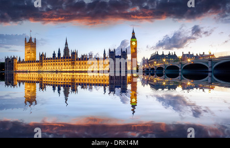 Les chambres du Parlement et de Westminster Bridge sous un ciel de coucher du soleil Banque D'Images