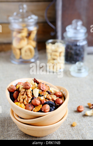 Des écrous à l'assortiment alimentaire Bol en céramique, closeup Banque D'Images