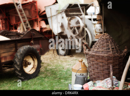 Scène d'une démonstration de battage à vapeur à un vintage country fair Banque D'Images