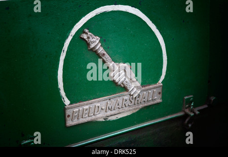 Field Marshall sur badge tracteur vintage Banque D'Images