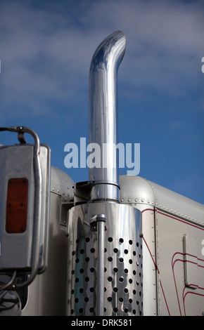 Tuyau d'échappement des camions Freightliner blanc Banque D'Images