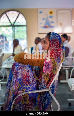 Femme indienne attente patiente dans la salle d'enregistrement Super hôpital spécialisé. Puttaparthi, Andhra Pradesh, Inde Banque D'Images