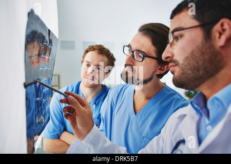Les jeunes hommes médecins looking at x-ray et les analyser Banque D'Images