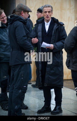 Cardiff, Wales, UK. 28 janvier 2014. Peter Capaldi est repéré sur l'ensemble de médecin qui lors du tournage de son nouveau rôle de la douzième médecin sur la rue Queen, à Cardiff. Credit : Polly Thomas / Alamy Live News Banque D'Images