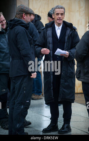 Cardiff, Wales, UK. 28 janvier 2014. Peter Capaldi est repéré sur l'ensemble de médecin qui lors du tournage de son nouveau rôle de la douzième médecin sur la rue Queen, à Cardiff. Credit : Polly Thomas / Alamy Live News Banque D'Images