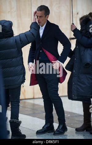 Cardiff, Wales, UK. 28 janvier 2014. Peter Capaldi est repéré sur l'ensemble de médecin qui lors du tournage de son nouveau rôle de la douzième médecin sur la rue Queen, à Cardiff. Credit : Polly Thomas / Alamy Live News Banque D'Images