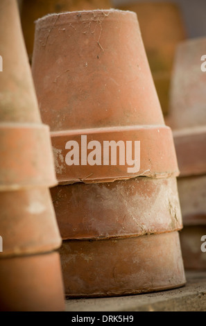 Pots de plantes en terre cuite empilés sur une étagère à pots. Banque D'Images