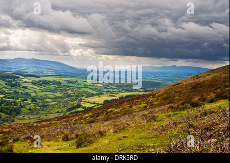 Voir à l'ouest de la vallée de la Nièvre, montagnes Comeragh, avec les chaînes de montagnes Knockmealdown et Galty à distance Banque D'Images