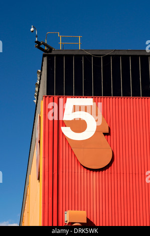 Grand nombre chiffre 5 sur le côté du bâtiment rouge et noir Banque D'Images