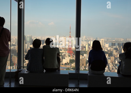 Les personnes bénéficiant de la vue sur la Tour de Tokyo de la tour Mori à Roppongi, Tokyo, la capitale du Japon Banque D'Images