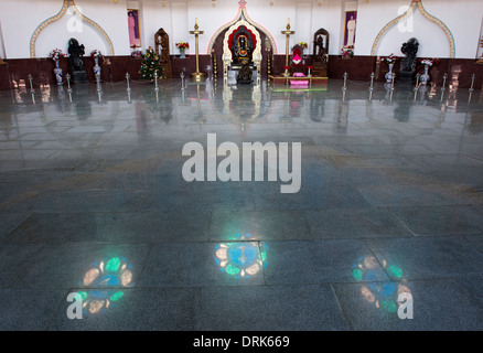 Reflétant dans Windows en marbre à l'intérieur de la salle de prière du Super hôpital spécialisé. Puttaparthi, Andhra Pradesh, Inde Banque D'Images