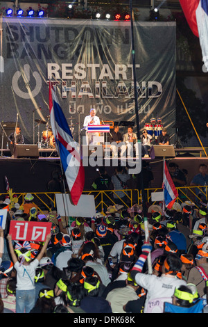 Suthep Thaugsuban, le dirigeant de l'opposition, sur scène lors d'une manifestation politique, Bangkok, Thaïlande Banque D'Images