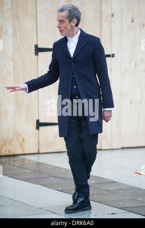 Cardiff, Wales, UK. 28 janvier 2014. Peter Capaldi est repéré sur l'ensemble de médecin qui lors du tournage de son nouveau rôle de la douzième médecin sur la rue Queen, à Cardiff. Credit : Polly Thomas / Alamy Live News Banque D'Images