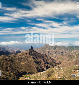 Vue le long du Barranco de Tejeda de Degollada Becerra, Gran Canaria, avec Roque Bentayga et Volcan Teide, Tenerife Banque D'Images