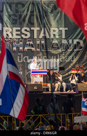 Suthep Thaugsuban, le dirigeant de l'opposition, s'exprimant lors d'une manifestation politique, Bangkok, Thaïlande Banque D'Images