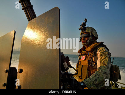 Un commando de la Marine américaine mans fluviales un GAU-17 minigun lors d'un exercice d'entraînement dans le golfe Arabique, 21 janvier 2014 à Bahreïn. Banque D'Images