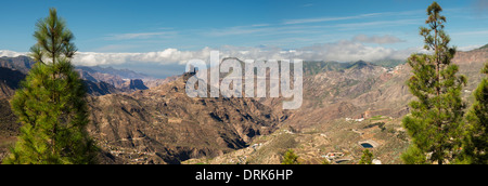 Vue le long du Barranco de Tejeda de Degollada Becerra, Gran Canaria, avec Roque Bentayga et Volcan Teide, Tenerife Banque D'Images