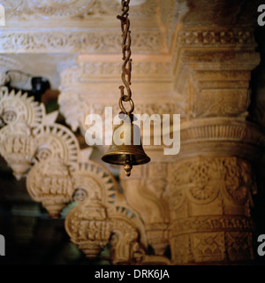 Cloche du Temple en temples Jains de Jaisalmer au Rajasthan en Inde en Asie du Sud. La religion de l'art religieux de la paix Voyage Calme sérénité Tranquillité Banque D'Images