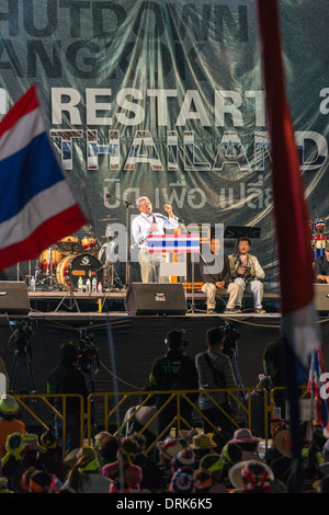 Suthep Thaugsuban sur scène lors d'une manifestation politique, Bangkok, Thaïlande Banque D'Images