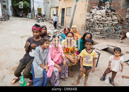 Une famille indienne qui pose pour la caméra dans la rue de Jaipur au Rajasthan, Inde Banque D'Images