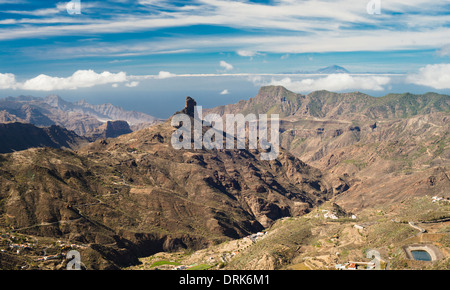 Vue le long du Barranco de Tejeda de Degollada Becerra, Gran Canaria, avec Roque Bentayga et Volcan Teide, Tenerife Banque D'Images