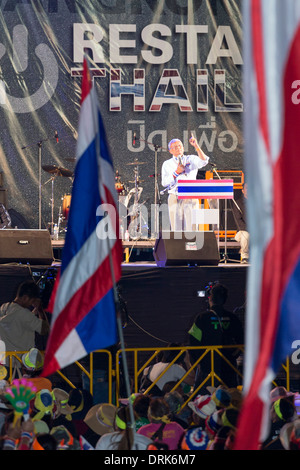 Suthep Thaugsuban, chef de l'opposition, sur scène lors d'une manifestation politique, Bangkok, Thaïlande Banque D'Images