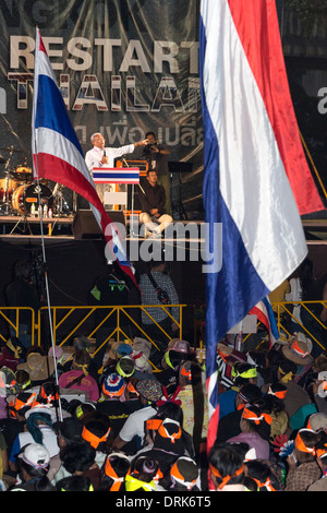 Suthep Thaugsuban, PDRC leader, s'exprimant lors d'une manifestation politique, Bangkok, Thaïlande Banque D'Images