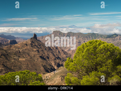 Vue le long du Barranco de Tejeda de Degollada Becerra, Gran Canaria, avec Roque Bentayga et Volcan Teide, Tenerife Banque D'Images