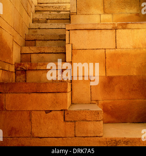 Escalier en pierre dans la région de Jaisalmer au Rajasthan en Inde en Asie du Sud. Mégalithe Architecture Histoire Ancienne Maçonnerie Construction escalier historique billet Banque D'Images