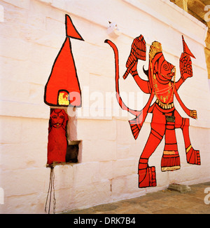 Street art à Jaisalmer au Rajasthan en Inde en Asie du Sud. La culture urbaine Symbolique des couleurs culturel indien hindou de l'écriture Graffiti Banque D'Images