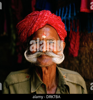 Dans l'homme Jain Jaisalmer au Rajasthan en Inde en Asie du Sud. Les hommes Moustache indien élégant Style Travel Wanderlust beau vieux Personnes âgées Banque D'Images