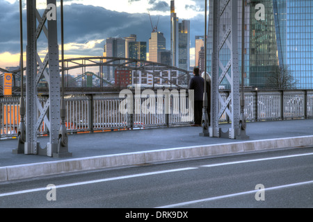 Les toits de Francfort et de la BCE (Banque Centrale Européenne) à travers le Honsellbrücke. Banque D'Images