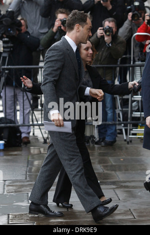 L'acteur britannique Jude Law arrive à la Cour pénale Old Bailey de témoigner dans la 'Nouvelles du monde', essai de piratage dans Lo Banque D'Images