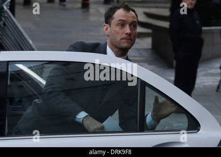 L'acteur britannique Jude Law arrive à la Cour pénale Old Bailey de témoigner dans la 'Nouvelles du monde', essai de piratage dans Lo Banque D'Images