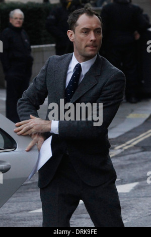 L'acteur britannique Jude Law arrive à la Cour pénale Old Bailey de témoigner dans la 'Nouvelles du monde', essai de piratage dans Lo Banque D'Images