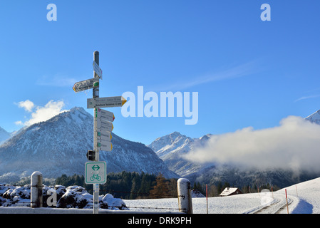 Scène d'hiver avec le panneau vers les contreforts sentiers vers les Alpes bavaroises au-dessus de la ville de ski et de randonnée d'Oberstdorf, Bavière, Allemagne Banque D'Images