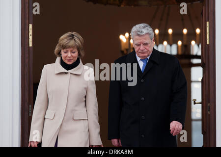 Berlin, Allemagne. Janvier 28th, 2014. Le Président allemand Gauck se félicite le chef de l'État indépendant du Samoa, Tui Atua Tupua Tamasese Efi, avec les honneurs militaires au Palace Bellevue de Berlin. / Photo : Président Joachin Gauck de l'allemand et Daniela Schadt, Allemand première dame. Credit : Reynaldo Chaib Paganelli/Alamy Live News Banque D'Images