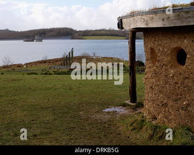 Roadford réservoir, Devon, UK avec un abri traditionnel s/n, le jubilé de diamant cadran solaire et le barrage avec tours de sortie. Banque D'Images