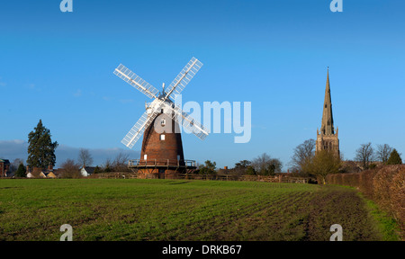 Thaxted Moulin et l'Église, dans l'Essex, en Angleterre. Janvier 2014 vu ici : John Webb's Moulin, connu sous le nom de Thaxted Moulin et Thaxted Banque D'Images