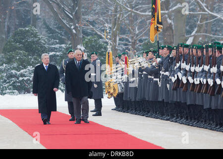 Berlin, Allemagne. Janvier 28th, 2014. Le Président allemand Gauck se félicite le chef de l'État indépendant du Samoa, Tui Atua Tupua Tamasese Efi, avec les honneurs militaires au Palace Bellevue de Berlin. / Photo : Président Joachin Gauck de Tupua Tamasese Tupuola allemand et Tufuga Efi de Samoa. Credit : Reynaldo Chaib Paganelli/Alamy Live News Banque D'Images