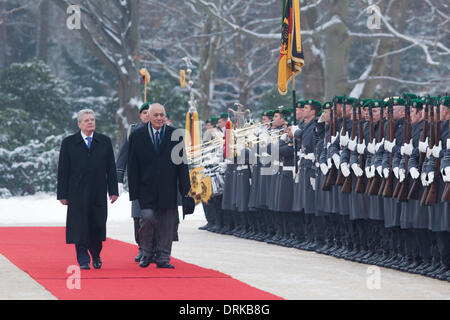 Berlin, Allemagne. Janvier 28th, 2014. Le Président allemand Gauck se félicite le chef de l'État indépendant du Samoa, Tui Atua Tupua Tamasese Efi, avec les honneurs militaires au Palace Bellevue de Berlin. / Photo : Président Joachin Gauck de Tupua Tamasese Tupuola allemand et Tufuga Efi de Samoa. Credit : Reynaldo Chaib Paganelli/Alamy Live News Banque D'Images