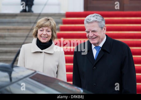 Berlin, Allemagne. Janvier 28th, 2014. Le Président allemand Gauck se félicite le chef de l'État indépendant du Samoa, Tui Atua Tupua Tamasese Efi, avec les honneurs militaires au Palace Bellevue de Berlin. / Photo : Président Joachin Gauck de l'allemand et Daniela Schadt, Allemand première dame. Credit : Reynaldo Chaib Paganelli/Alamy Live News Banque D'Images